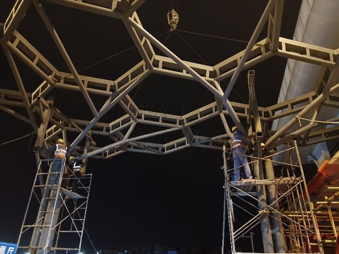 广西贵港高铁站ETFE膜结构雨棚钢结构首吊