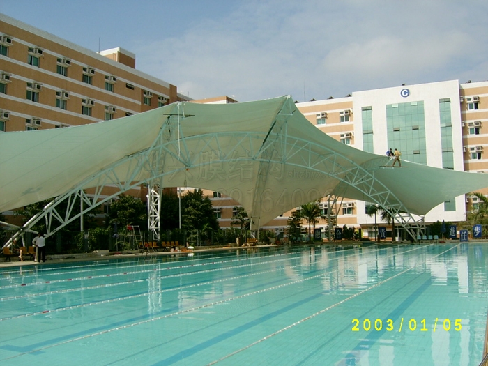 【比赛区游泳池遮阳棚定制】大跨度张拉膜游泳池遮阳棚设计