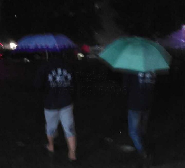 大半夜这些膜结构人这是要去干嘛